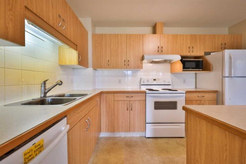 1-43 Highlands Place West, Lethbridge, AB 