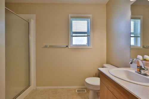 1-43 Highlands Place West, Lethbridge, AB 