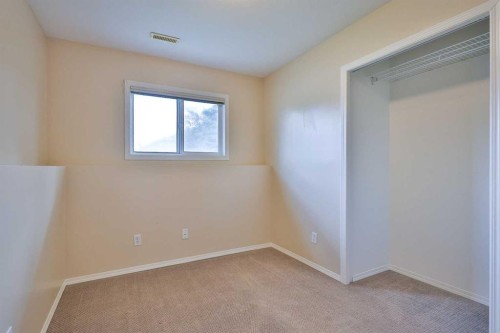 1-43 Highlands Place West, Lethbridge, AB 