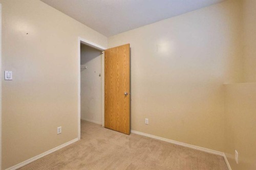 1-43 Highlands Place West, Lethbridge, AB 