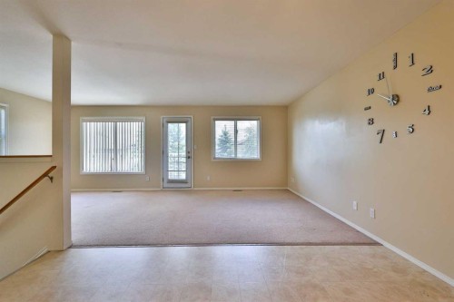 1-43 Highlands Place West, Lethbridge, AB 
