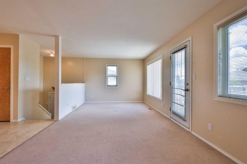 1-43 Highlands Place West, Lethbridge, AB 