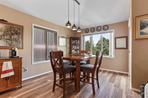 605 Sunridge Crescent West, Lethbridge, AB - Indoor Photo Showing Dining Room
