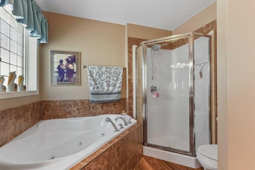 605 Sunridge Crescent West, Lethbridge, AB - Indoor Photo Showing Bathroom