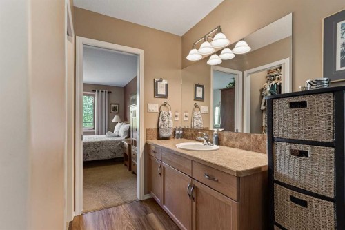 605 Sunridge Crescent West, Lethbridge, AB - Indoor Photo Showing Bathroom