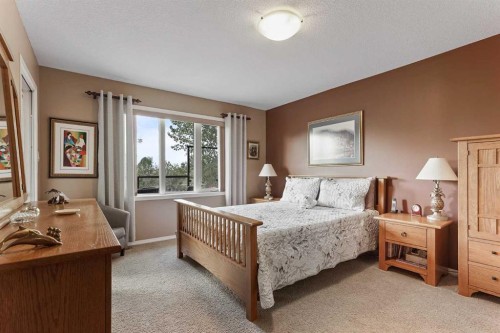 605 Sunridge Crescent West, Lethbridge, AB - Indoor Photo Showing Bedroom
