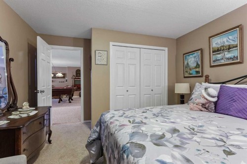 605 Sunridge Crescent West, Lethbridge, AB - Indoor Photo Showing Bedroom