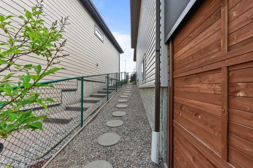 605 Sunridge Crescent West, Lethbridge, AB - Outdoor