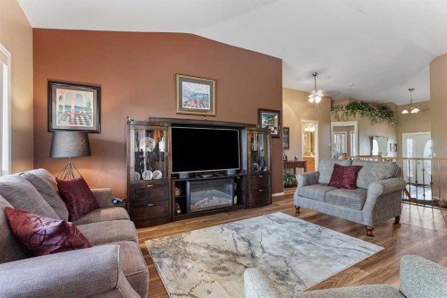 605 Sunridge Crescent West, Lethbridge, AB - Indoor Photo Showing Living Room