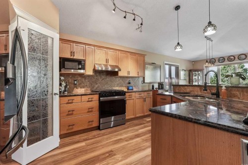605 Sunridge Crescent West, Lethbridge, AB - Indoor Photo Showing Kitchen With Double Sink With Upgraded Kitchen