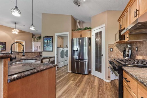 605 Sunridge Crescent West, Lethbridge, AB - Indoor Photo Showing Kitchen With Upgraded Kitchen