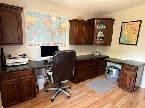 235S 50 West, Raymond, AB - Indoor Photo Showing Office