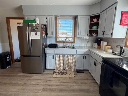 5025 41 Avenue, Taber, AB - Indoor Photo Showing Kitchen With Double Sink