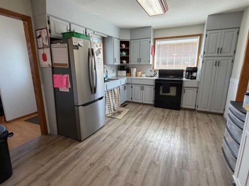 5025 41 Avenue, Taber, AB - Indoor Photo Showing Kitchen