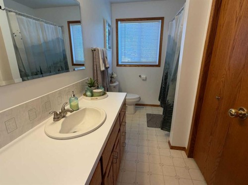 5025 41 Avenue, Taber, AB - Indoor Photo Showing Bathroom
