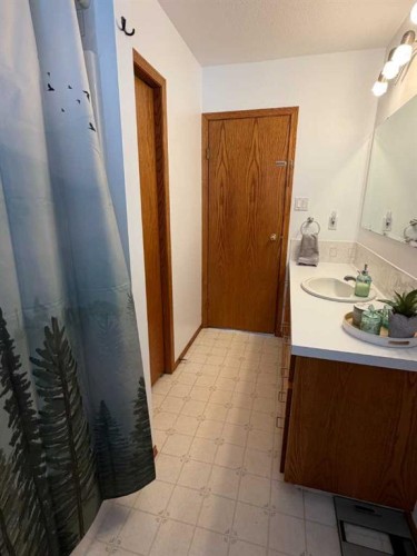 5025 41 Avenue, Taber, AB - Indoor Photo Showing Bathroom