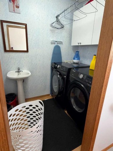 5025 41 Avenue, Taber, AB - Indoor Photo Showing Laundry Room