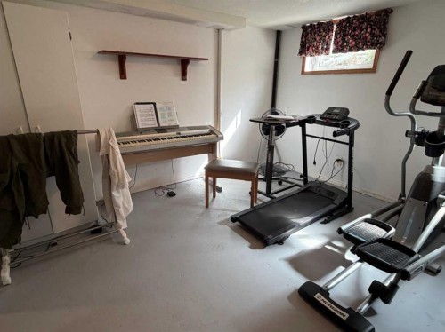 5025 41 Avenue, Taber, AB - Indoor Photo Showing Gym Room