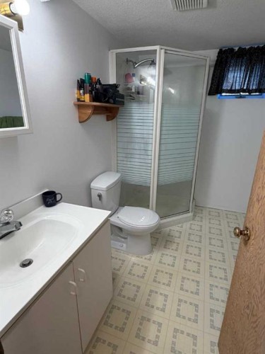 5025 41 Avenue, Taber, AB - Indoor Photo Showing Bathroom