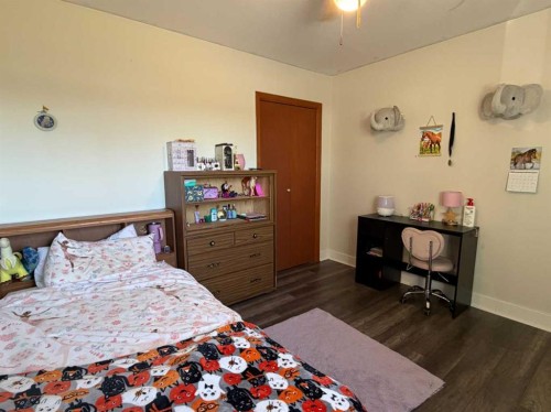 5025 41 Avenue, Taber, AB - Indoor Photo Showing Bedroom