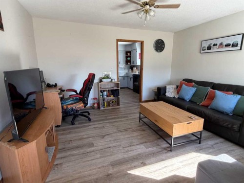 5025 41 Avenue, Taber, AB - Indoor Photo Showing Living Room