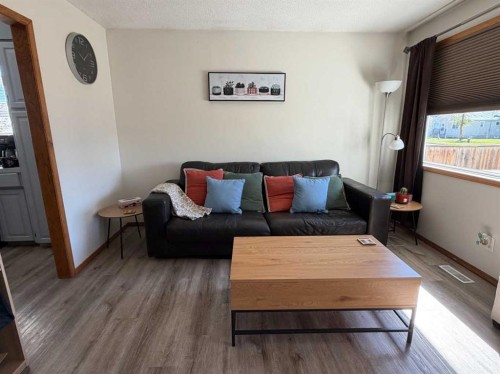 5025 41 Avenue, Taber, AB - Indoor Photo Showing Living Room