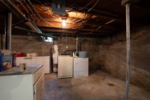 5 4 Street, Champion, AB - Indoor Photo Showing Laundry Room