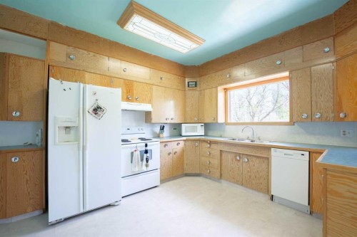 5 4 Street, Champion, AB - Indoor Photo Showing Kitchen