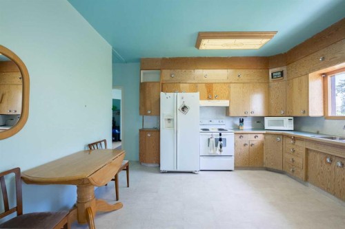 5 4 Street, Champion, AB - Indoor Photo Showing Kitchen