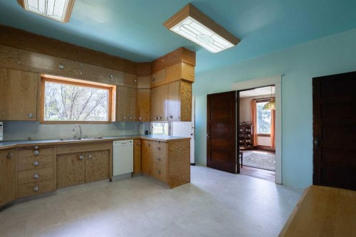 5 4 Street, Champion, AB - Indoor Photo Showing Kitchen