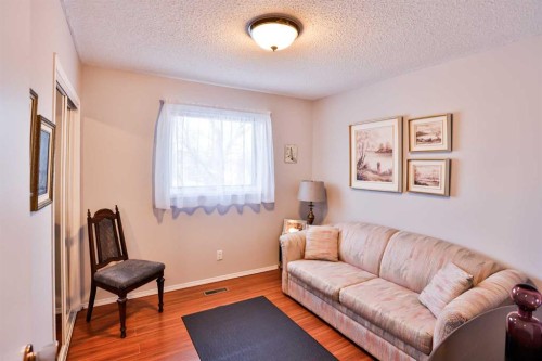 243 N 200 W, Raymond, AB - Indoor Photo Showing Living Room