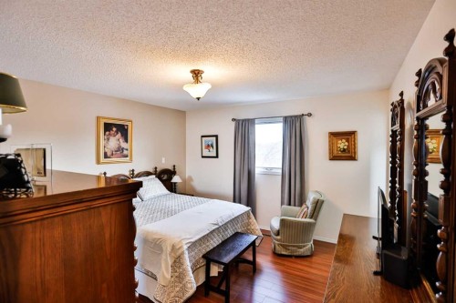 243 N 200 W, Raymond, AB - Indoor Photo Showing Bedroom