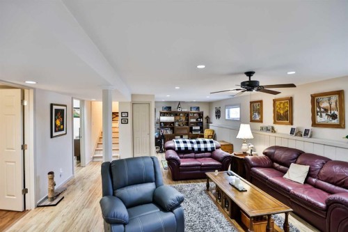 243 N 200 W, Raymond, AB - Indoor Photo Showing Living Room