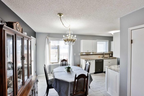 243 N 200 W, Raymond, AB - Indoor Photo Showing Dining Room