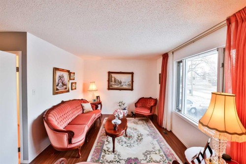 243 N 200 W, Raymond, AB - Indoor Photo Showing Living Room
