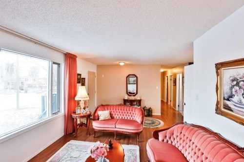 243 N 200 W, Raymond, AB - Indoor Photo Showing Living Room