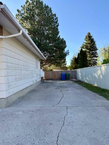 9 Queens Road West, Lethbridge, AB - Outdoor