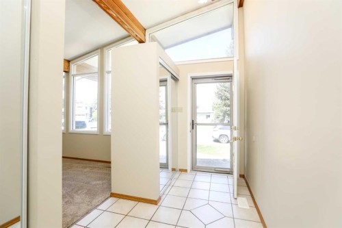 9 Queens Road West, Lethbridge, AB - Indoor Photo Showing Other Room