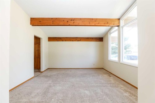 9 Queens Road West, Lethbridge, AB - Indoor Photo Showing Other Room