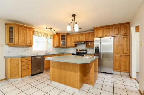 9 Queens Road West, Lethbridge, AB - Indoor Photo Showing Kitchen