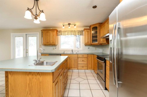 9 Queens Road West, Lethbridge, AB - Indoor Photo Showing Kitchen
