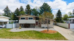 9 Queens Road WESTLethbridge, AB T1K 3W1