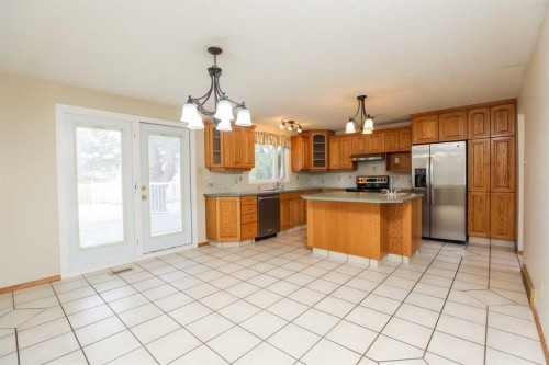 9 Queens Road West, Lethbridge, AB - Indoor Photo Showing Kitchen
