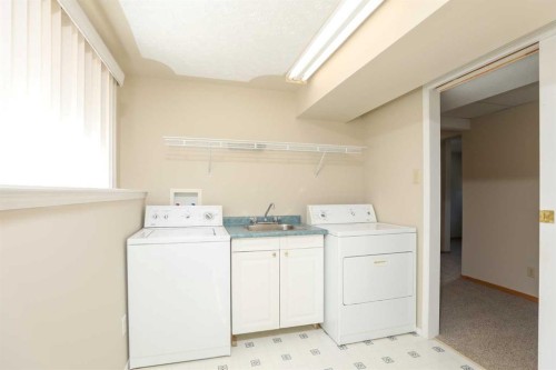 9 Queens Road West, Lethbridge, AB - Indoor Photo Showing Laundry Room