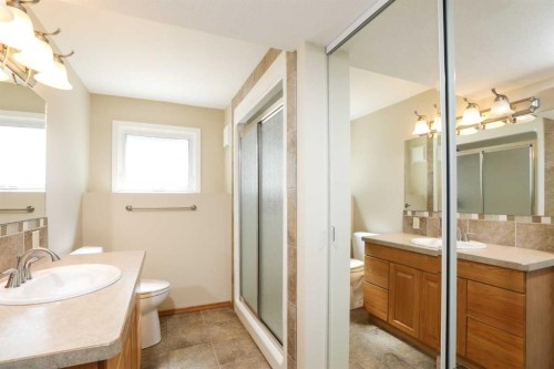 9 Queens Road West, Lethbridge, AB - Indoor Photo Showing Bathroom