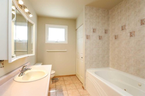 9 Queens Road West, Lethbridge, AB - Indoor Photo Showing Bathroom