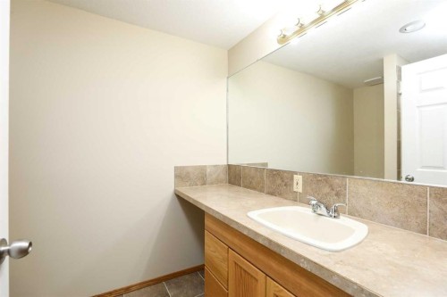 9 Queens Road West, Lethbridge, AB - Indoor Photo Showing Bathroom