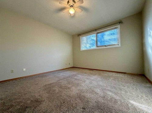 9 Queens Road West, Lethbridge, AB - Indoor Photo Showing Other Room