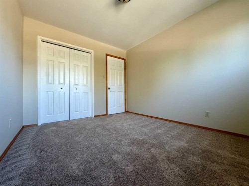 9 Queens Road West, Lethbridge, AB - Indoor Photo Showing Other Room