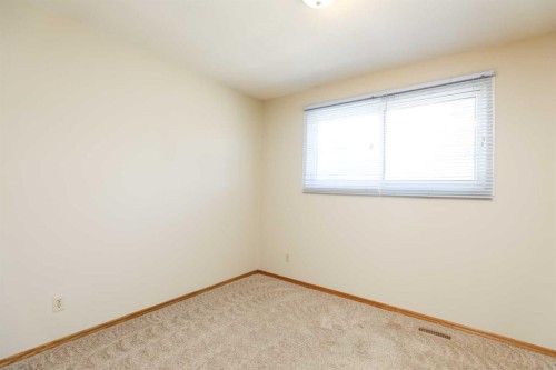 9 Queens Road West, Lethbridge, AB - Indoor Photo Showing Other Room